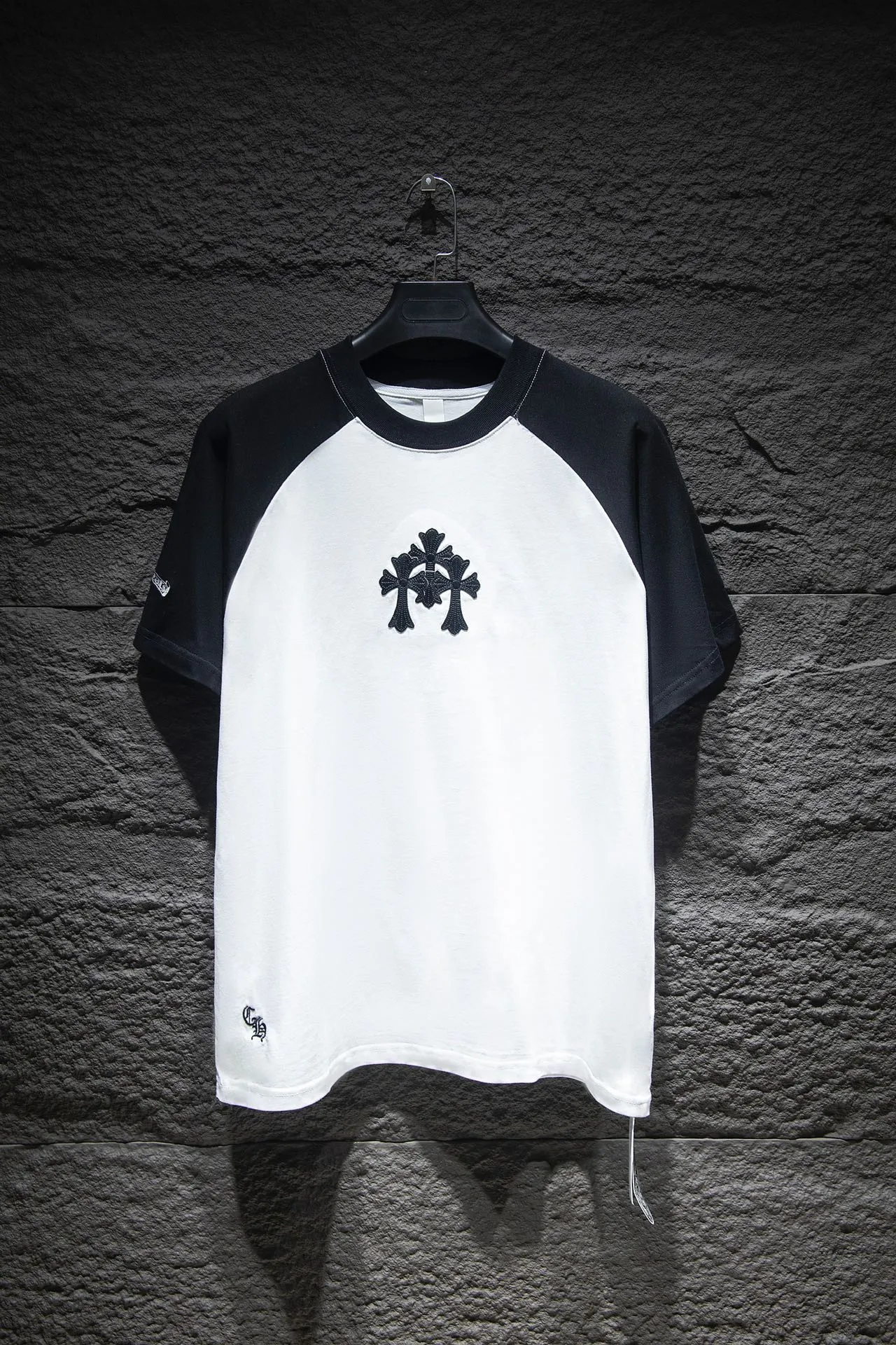 P178 🆕Chrome Hearts os version is really charming and Chrome Hearts is really a must-have. Each season's new version is made to the extreme. It is very practical and can be worn casually. Nice✔️ - ⚠️100% cotton. It is made of 32-count double yarn, 260-gram weight fabric and imported knitted carded cotton. It has moderate thickness, drape and contour, and the upper body is comfortable! ! It is very tolerant to fat body types and can instantly lose five pounds after wearing it!  Front panel #Back panel Simple elements# Artistic arrangement of English letters. Imported Tajima high-density heavy-duty embroidery technology. The fonts are three-dimensional and full. The letters are embroidered by imported machines after adjusting according to the original details. The thickness is moderate. The hardware is imported hardware accessories. Handmade elements are added to the body, which greatly increases the interest of the clothing; unique visual effects. After special fraying effect treatment, a unique distressed effect is formed. An irregular hem is added to the version. This year, Crow Heart is focusing on the version. In the past two years, the oversize version has become the focus of the trend. It has also been a popular staple in the past two years. The change of designers has made this brand an instant hit. The progressive fashion of the times also needs the blood impact of fresh elements and trendy designs in order to continue its glory! It’s stylish both inside and outside, a must-have for high street travel! An absolute "eye-catching style" that can match couples 💏 Color: Black White Size: S M L XL